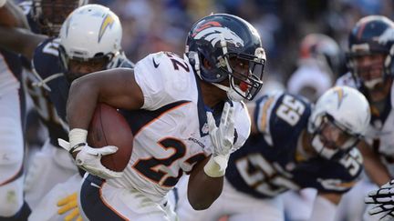 Le running back des Broncos C.J. Anderson transperce la défense (DONALD MIRALLE / GETTY IMAGES NORTH AMERICA)