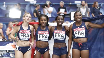 Celine Distel-Bonnet, Ayodele Ikuesan, Myriam Soumare et Stella Akakpo c&eacute;l&egrave;brent leur m&eacute;daille d'argent sur le relai 4x100 m aux Mondiaux d'athl&eacute;tisme de Moscou (Russie), le 18 ao&ucirc;t 2013. (FRANCK FIFE / AFP)