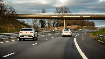 Une voiture de la marque Tesla sur l'autoroute A410, en décembre 2023. (JC MILHET / AFP)