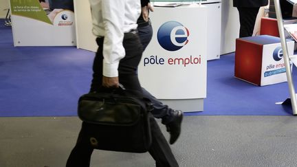 Un stand Pôle emploi à Paris, en 2014 (photo d'illustration) (VINCENT ISORE / MAXPPP)