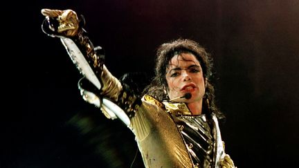 Michael Jackson lors d'un concert à Vienne (Autriche), le 2 juillet 1997. (LEONHARD FOEGER / REUTERS)