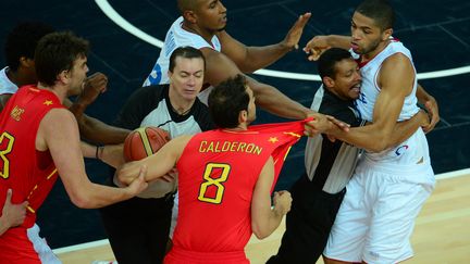 Mauvais perdant et mauvais geste pour&nbsp;Nicolas Batum lors du quart de finale contre l'Espagne lors des JO de Londres, le 8 ao&ucirc;t 2012. (EMMANUEL DUNAND / AFP)