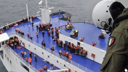 Un soldat de la marine italienne participe &agrave; une op&eacute;ration d'h&eacute;litreuillage pour &eacute;vacuer les passagers du ferry "Norman Atlantic" en proie &agrave; un incendie dans la mer Adriatique, au large de l'Albanie, le 28 d&eacute;cembre 2014. (REUTERS)