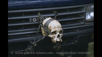 Crâne humain fixé sur la voiture d'un commandant rebelle pour déjouer le mauvais sort (août 1990, Congo Town, Monrovia). L'utilisation d'ossements humains pour des raisons de superstition a toujours été observée dans cette région. (photo Patrick Robert /corbis/Sygma)