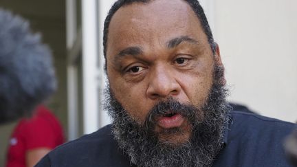 L'humoriste&nbsp;Dieudonné&nbsp;M'bala M'bala&nbsp;devant le tribunal de Chartres, le 22 juin 2020 (photo d'illustration). (GUILLAUME SOUVANT / AFP)