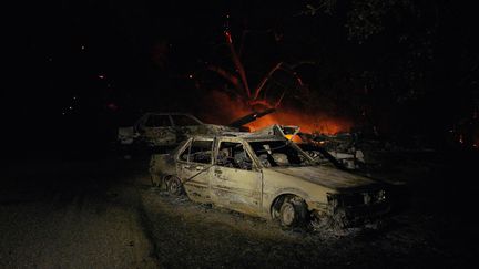 Des voitures détruites par le Zogg Fire à Igo, en Californie (Etats-Unis), le 27 septembre 2020. (ALLISON DINNER / AFP)