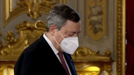 La crise politique en Italie s’est concrétisée jeudi par la démission du Premier ministre Mario Draghi. Les divergences au sein de sa large coalition devenaient intenables. (CAPTURE ECRAN / FRANCEINFO)