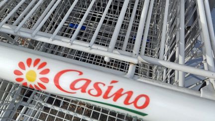 Des caddies dans un supermarchés Casino, en décembre 2023. (MAXPPP)