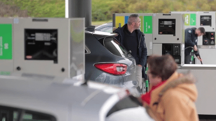 Des blocages ont toujours lieu dans des raffineries, notamment à Gonfreville en Normandie. En conséquence, le carburant manque à la pompe. La Loire-Atlantique est particulièrement touchée par les pénuries. Les consommateurs doivent se débrouiller. (France 2)