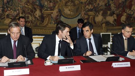 De gauche &agrave; droite : le gouverneur de la Banque de France, Christian Noyer, le ministre de l'Economie, Fran&ccedil;ois Baroin, et le Premier ministre, Fran&ccedil;ois Fillon, lors d'une r&eacute;union avec les dirigeants des grandes banques fran&ccedil;aises, mercredi 2 octobre 2011 &agrave; Paris. (MIGUEL MEDINA / AFP)