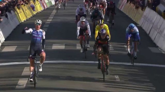 Après une étape marquée par les bordures, c'est Fabio Jakobsen qui a réglé le sprint du groupe de tête devant les deux Jumbo-Visma Wout Van Aert et Christophe Laporte. Le sprinteur de l'équipe Quick-Step Alpha Vinyl confirme sa forme du moment, il était le plus rapide aujourd'hui.