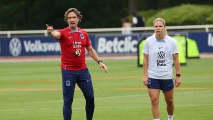 Laurent Bonadéi à l'entraînement de l'équipe de France féminine de football, aux côtés d'Eugénie Le Sommer, le 21 juin 2023 à Clairefontaine. (MAXPPP)