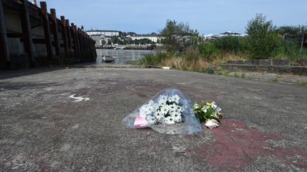 Les centaines personnes présentes dans le calme ont rendu homage, samedi 19 août 2019 au jeune animateur de 24 ans&nbsp;sur les berges de la Loire à Nantes, où il a disparu lors de la Fête de la musique. (JEAN-FRANCOIS MONIER / AFP)