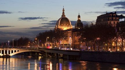 L&#039;Hôtel Dieu de Lyon et le pont Wilson, vus du Rhône.
 (Jacques Pierre/Hemis.fr)