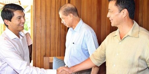 Rencontre entre Rajoelina et Ravalomanana, aux Seychelles, le 24 juillet 2012. (AFP/STRINGER)