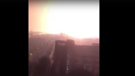 Une explosion spectaculaire est survenue en Chine, &agrave; Tianjin, mercredi 12 ao&ucirc;t 2015.&nbsp; (  FRANCETV INFO / YOUTUBE)