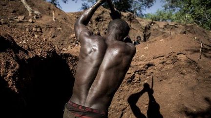 Un mineur clandestin de rubis à Montepuez, au Mozambique. (AFP/John Wessels)