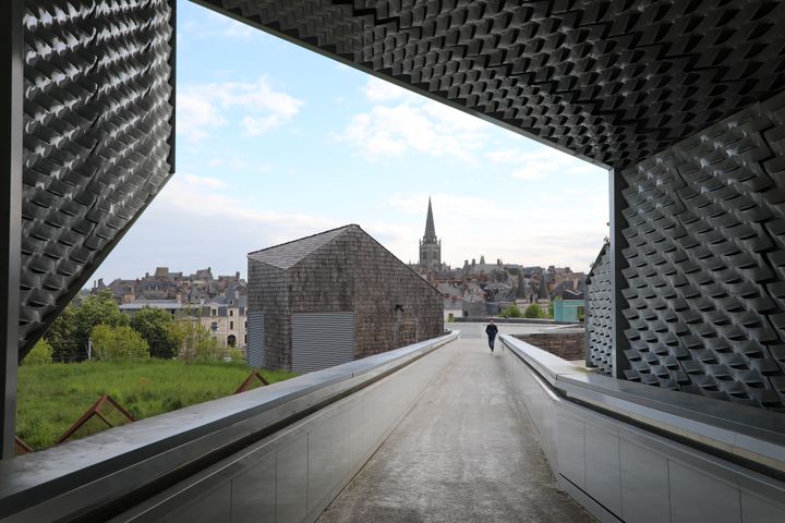 La passerelle construite au-dessus des voies ferrées de Vitré (Ille-et-Vilaine), reliant le nord et le centre-ville aux quartiers sud de la ville, le 4 mai 2019.&nbsp; (VALENTINE PASQUESOONE / FRANCEINFO)