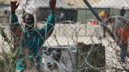 Un homme dans un centre pour migrants ill&eacute;gaux &agrave; Malte, le 14 mars 2009. (BEN BORG CARDONA / AFP)