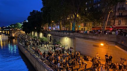 Des Parisiens réunis sur les quais de Seine à l'occasion de la fête de la musique le 21 juin 2021. (BORIS LOUMAGNE / RADIO FRANCE)