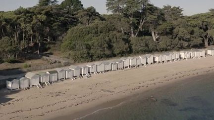 Sur la plage des Dames à Noirmoutier (Vendée), les petites cabanes blanches dégagent une atmosphère surannée. (CAPTURE D'ÉCRAN FRANCE 3)