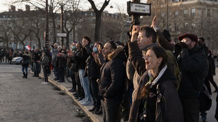 Des manifestants acclament les véhicules des "convois de la liberté" qui circulent autour de l'Arc de Triomphe à Paris, le 12 février 2022. (BENJAMIN BERAUD / HANS LUCAS VIA AFP)