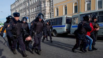 Des policiers lors de la manifestation anti-corruption à Moscou, le 26 mars 2017. (ALEXANDER UTKIN / AFP)