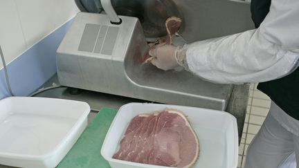 Un jambon coupé en tranches et mis dans des barquettes. (BSIP / UNIVERSAL IMAGES GROUP EDITORIAL)