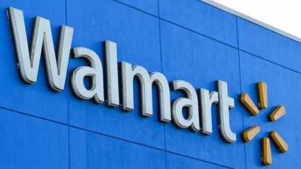 Le logo Walmart sur un supermarché à Burbank, en Californie, aux Etats-Unis, le 15 août 2022. (ROBYN BECK / AFP)