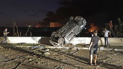 Une voiture renversée après les deux explosions qui ont frappé Beyrouth (Liban), le 4 août 2020. (JOSEPH EID / AFP)