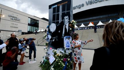 Après l’annonce du décès de Bernard Tapie, les supporters de l’OM viennent lui rendre hommage devant le stade Vélodrome, à Marseille, dimanche 3 octobre. (GEORGES ROBERT / MAXPPP)