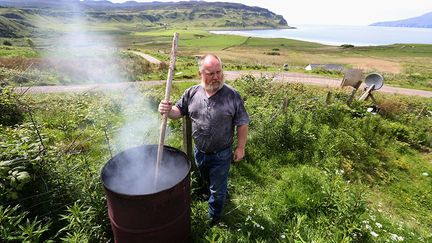 Le développement durable est au cœur des préoccupations de la centaine d’habitants. Se nourrir de produis locaux (agriculture et pêche) et développer le commerce équitable font partie du projet commun entamé il y a une vingtaine d’années.
 
 
 (  Reuters/Paul Hackett)