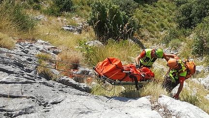 L'opération de récupération du corps de Simon Gautier, le 19 août 2019 à Sapri dans le sud de l'Italie.&nbsp; (HANDOUT / CNSAS PRESS OFFICE / AFP)