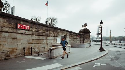 Un homme court dans Paris, le 20 mars 2020. (SIMON GUILLEMIN / HANS LUCAS / AFP)