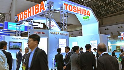 Un stand Toshiba, lors d'un salon &eacute;lectronique &agrave; (Tokyo), le 30 janvier 2014. (KAZUHIRO NOGI / AFP)