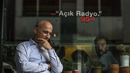 Des employés d'Açik Radyo basée à Istambul, le 16 octobre 2024 avant qu'elle ne cesse d'émettre sur ordre des autorités turques. (OZAN KOSE / AFP)