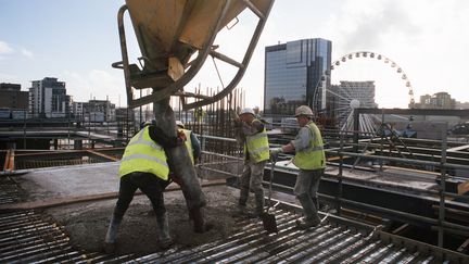 Des ouvriers travaillent sur un chantier à Londres(Grande-Bretagne)/ (CONSTRUCTION PHOTOGRAPHY/AVALON / HULTON ARCHIVE)