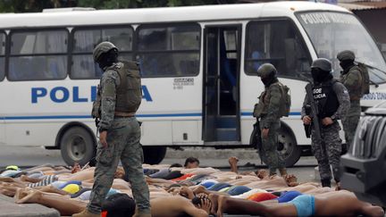La police surveille les hommes arrêtés qui ont tenté de prendre le contrôle d'un hôpital à Guayas, en Équateur, le 21 janvier 2024. (STRINGER / AFP)