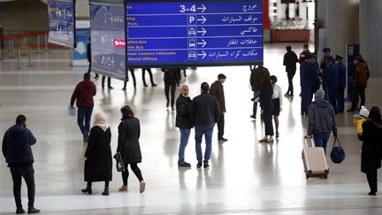 Des voyageurs dans les allées de l'aéroport&nbsp;international d'Alger-Houari-Boumédiène (Algérie), le 6 décembre 2020. (BILLAL BENSALEM / NURPHOTO / AFP)