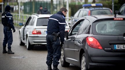 Des gendarmes &agrave; Dammartin-en-Go&euml;le (Seine-et-Marne), o&ugrave; &eacute;taient retranch&eacute;s les auteurs de l'attentat perp&eacute;tr&eacute; &agrave; "Charlie Hebdo", le 9 janvier 2015. (NICOLAS MESSYASZ / SIPA)