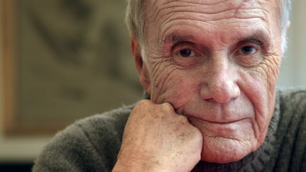 Le r&eacute;alisateur et romancier Pierre&nbsp;Schoendoerffer pose&nbsp;chez lui &agrave; Paris, le 19 novembre 2007. (JOEL SAGET / AFP)