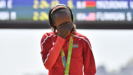 La Kényane Jemima Jelagat Sumgnong essuie des larmes de joie après avoir gagné le marathon féminin, le 14 août 2016. (FABRICE COFFRINI / AFP)