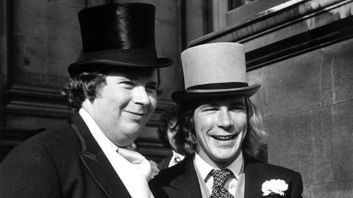 Lord Hesketh (&agrave; gauche), patron de l'&eacute;curie du m&ecirc;me nom, et son pilote James Hunt, en octobre 1974 &agrave; Londres (Royaume-Uni).&nbsp; (EVENING STANDARD / HULTON ARCHIVE / GETTY IMAGES)