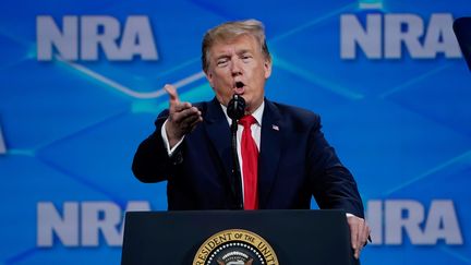 Le président américain Donald Trump, lors d'un discours à Indianapolis (Etats-Unis), devant la National Rifle Association (NRA). (BRYAN WOOLSTON / REUTERS)