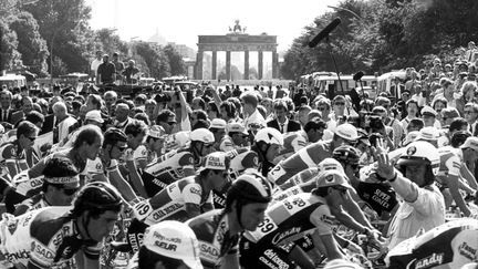 Prologue de la 74ème édition du Tour de France cycliste, en 1987, à Berlin. (ROLAND HOLSCHNEIDER / DPA)