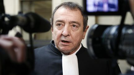 L'avocat de Bygmalion, Patrick Maisonneuve, r&eacute;pond aux journalistes &agrave; la cour de Paris, le 18 f&eacute;vrier 2014. (FRANCOIS GUILLOT / AFP)