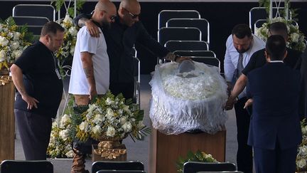 Edinho, fils de Pelé, caresse le front de son père, au premier jour de l'hommage rendu dans le stade de Santos, le 2 janvier 2023. (MARCELLO ZAMBRANA / AGIF / AFP)