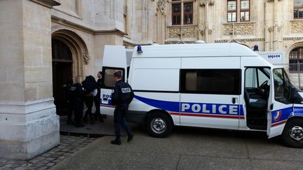 A l'issue de son procès en appel, Roisin B. est conduite à la maison d'arrêt de Rouen (Seine-Maritime), le 18 janvier 2016. (YANN THOMPSON / FRANCETV INFO)