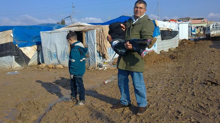 Abdulrahman et deux de ses enfants, au camp de réfugiés de Domiz, en Irak, début 2014.&nbsp; (FRANCETV INFO)