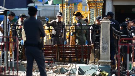 Des policiers inspectent le lieu de l'attentat pr&egrave;s du sanctuaire hindouiste d'Erawan, &agrave; Bangkok (Tha&iuml;lande), le 18 ao&ucirc;t 2015. (WASAWAT LUKHARANG / NURPHOTO / AFP)